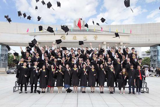 海南大学机电工程学院毕业生拍摄学士服照片。海南大学 江丽雅供图