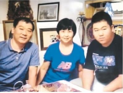 刘天予(右一)在京学画期间父母前来看望。
